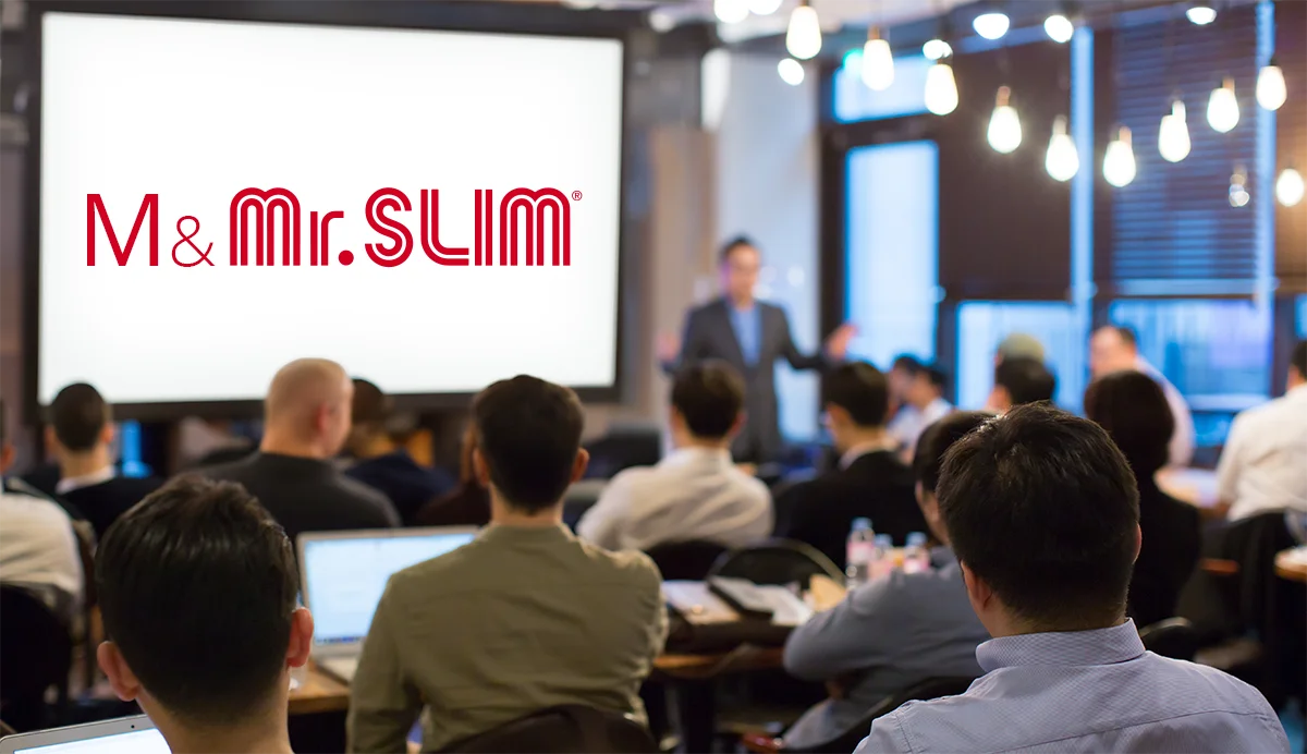Wykład i szkolenie na temat M & Mr.Slim, ludzie słuchający wykładu.