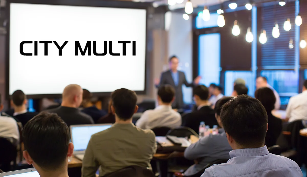 Wykład i szkolenie na temat City Multi, ludzie słuchający wykładu.