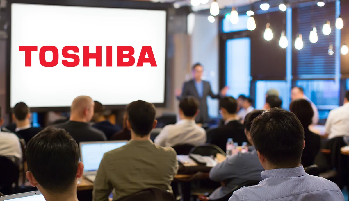 Wykład i szkolenie na temat TOSHIBA – pompy ESTIA, ludzie słuchający wykładu.