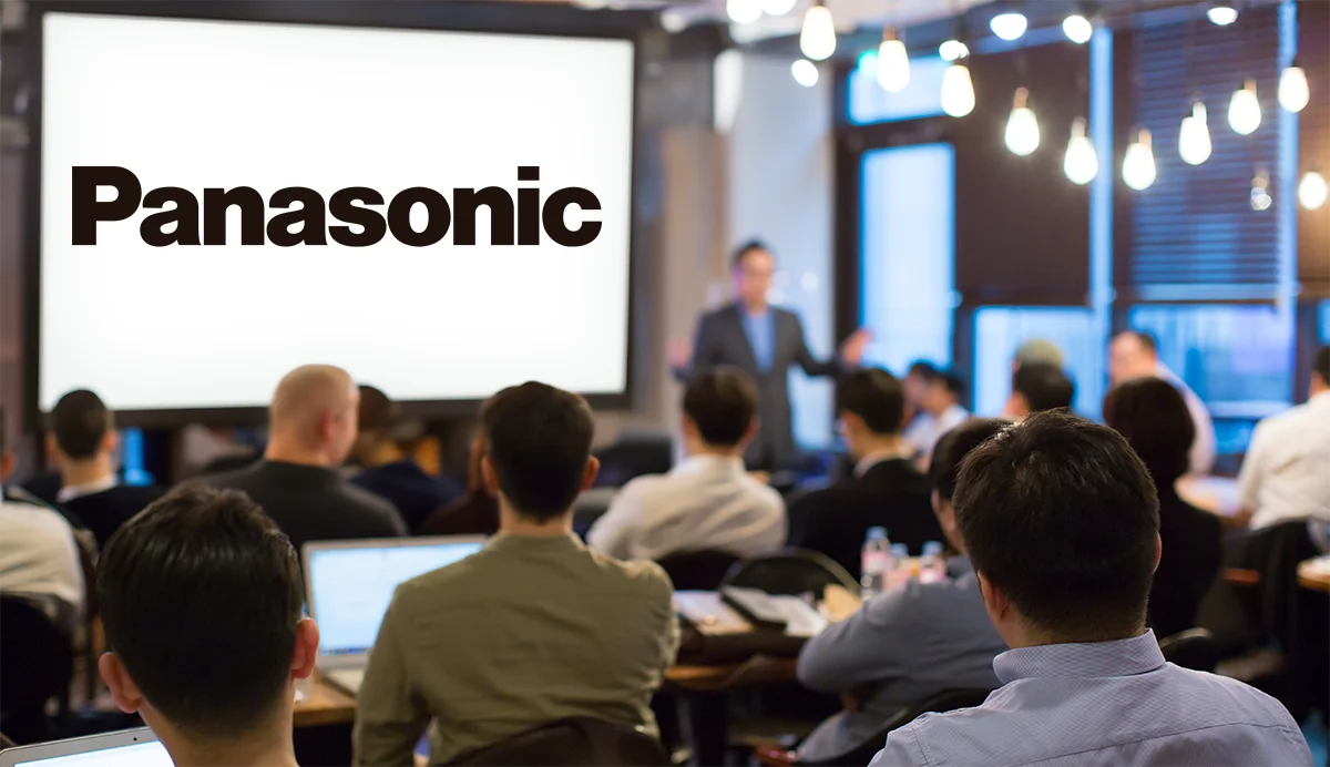 Wykład i szkolenie na temat Panasonic - pompy ciepła, ludzie słuchający wykładu.
