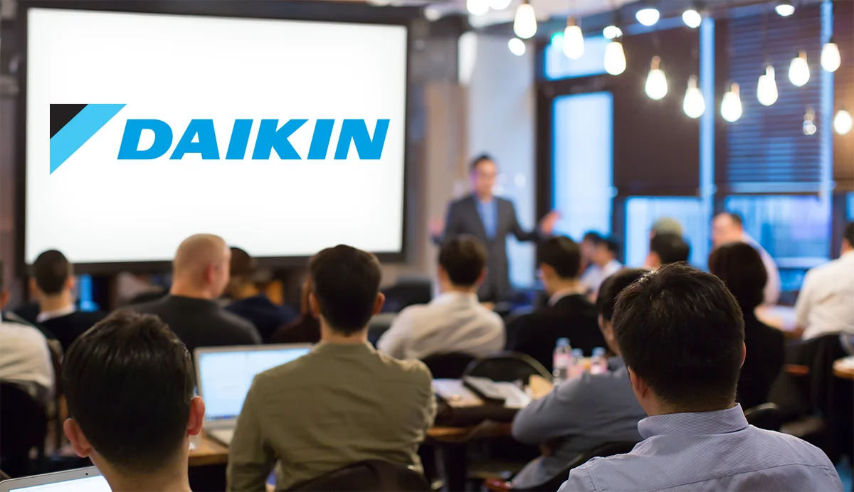 Wykład i szkolenie na temat Daikin systemy VRV IV - montaż, ludzie słuchający wykładu.