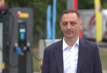 Biedronka w tym roku postawi na swoich parkingach 150 stacji ładowania elektryków