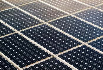 Oszczędności w firmach dzięki fotowoltaice. TAURON prosto o formalnościach