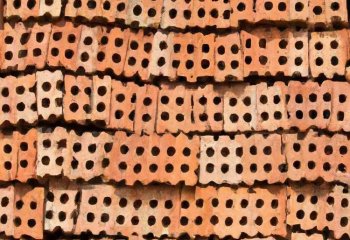 Co daje cegła szamotowa w piecu? Zalety i wady