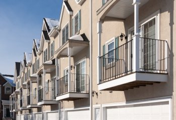 Raport EY: Rynek nieruchomości czeka na odbicie i zmienia się z uwagi na ESG