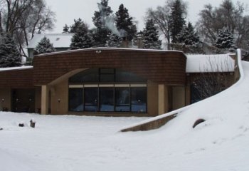 Ten wyjątkowy podziemny dom w mieście Omaha, Nebraska utrzymuje stałą temperaturę przez cały rok