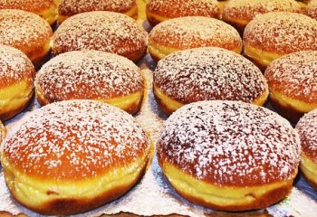 Zjedzenie pączka w tłusty czwartek przynosi szczęście i dużo kalorii. Co wybierają Polacy?