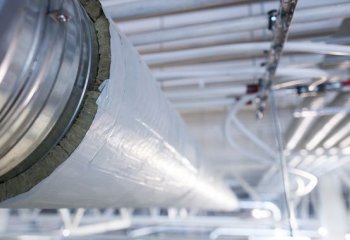 Projektowanie izolacji instalacji technicznych a bezpieczeństwo ogniowe – interpretacja przepisów