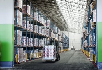 Izolacja w obiektach wielkopowierzchniowych – jak zabezpieczyć konstrukcje stalowe przed ogniem?