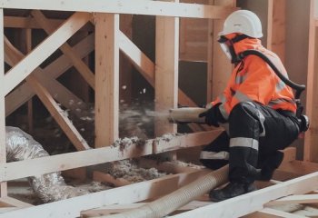 Załataj dziury cieplne w dachu przed zimą. 