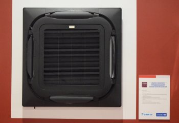 Klimatyzator kasetonowy Daikin z czarnym panelem dekoracyjnym zwyciężył w konkursie 