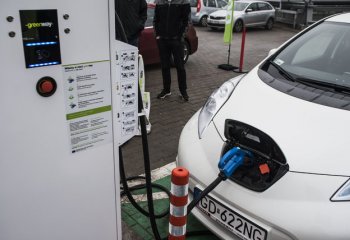 Szybkie ładowarki GreenWay w centrach handlowych Auchan