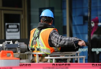 Odpływ pracowników na rynku pracy. Firmy coraz częściej współpracują ze szkołami zawodowymi