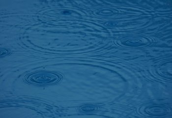 Szkodliwy deszcz z plastikiem