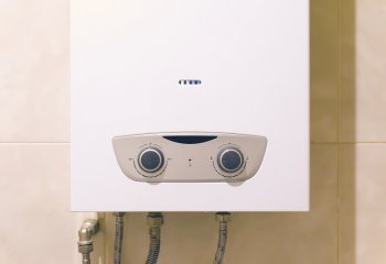 Czym się różni ciśnieniowy podgrzewacz wody od bezciśnieniowego?