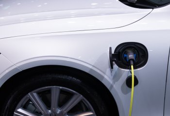 Energa poszerzy sieć ładowania pojazdów elektrycznych o oświetlenie uliczne