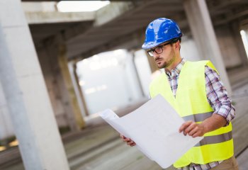 Rynek nieruchomości hamuje i spadają ceny