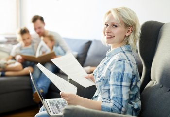 W domu pracujemy w innych godzinach niż w biurze. 2 na 3 osoby czują, że pracują cały czas