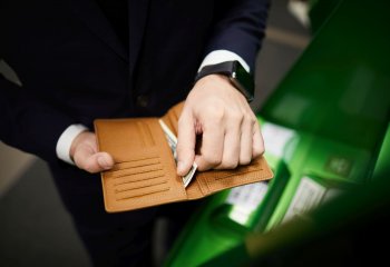 Handel płaci faktury, budownictwo w długach