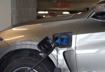 Eksperci: Zabezpieczenia przeciwpożarowe polskich parkingów podziemnych i tuneli nie są przygotowane na pojazdy elektryczne