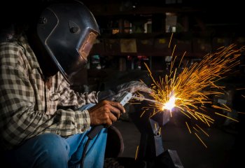 Brakuje specjalistów z fachem w ręku do pracy