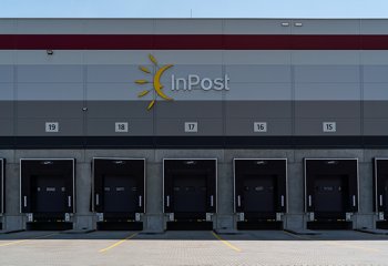 Kolektory słoneczne i łąka kwietna. Certyfikat dla magazynu P3