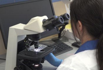 Naukowcy najlepiej ocenianą przez Polaków grupą zawodową walczącą z pandemią