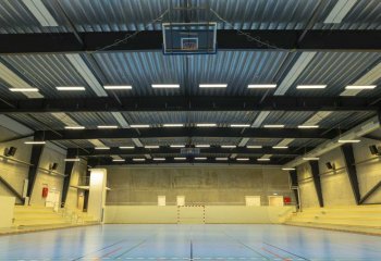 Promienniki wodne wygrywają w obiektach sportowych z aparatami