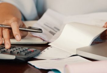 Praca na czarno, przepisywanie majątku, czyli moralność finansowa Polaków