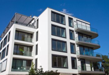 Niedobór gruntów i galopujące ceny materiałów budowlanych zwiększają ceny mieszkań.