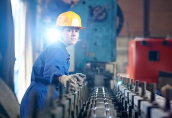 W branży produkcyjnej pogłębia się niedobór kadr.