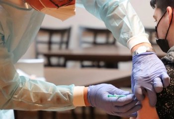 Pracodawcy chcą zaszczepionych pracowników