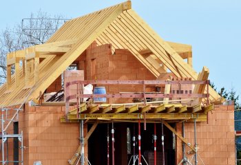 Brak materiałów i fachowców – problemy z budową domu