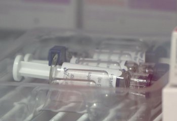 Szczepienia przeciw COVID-19 w ciągu roku uchroniły od śmierci 20 mln ludzi