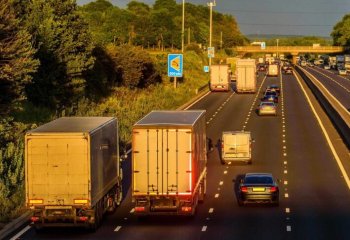 Spada sprzedaż ciężarówek zasilanych LNG