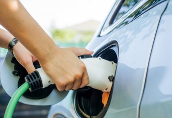 Czy samochód elektryczny nadal bardziej się opłaca?