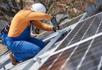 Bezpieczeństwo pożarowe dachu z panelami fotowoltaicznymi