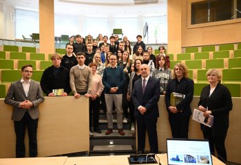 Wiceminister Piotr Dziadzio z licealistami ze Skawiny o zrównoważonym korzystaniu ze środowiska naturalnego