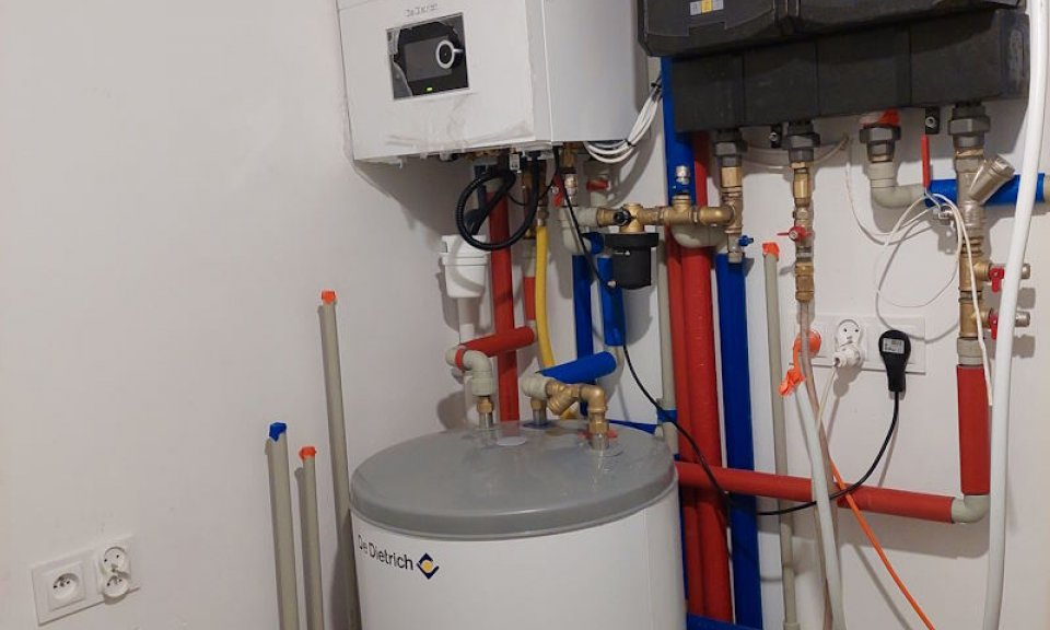 Nowoczesny gazowy kocioł kondensacyjny z podgrzewaczem c.w.u. od De Dietrich w nowym domu jednorodzinnym w Warszawie [case study]