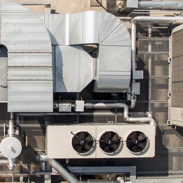 Lindab SolidFoot - nowy uniwersalny system podstaw i wsporników montażowych do urządzeń HVACR