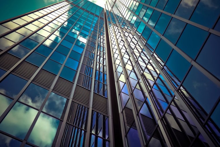 Projektowanie bezpiecznych pożarowo fasad łatwiejsze z aplikacją ROCKWOOL