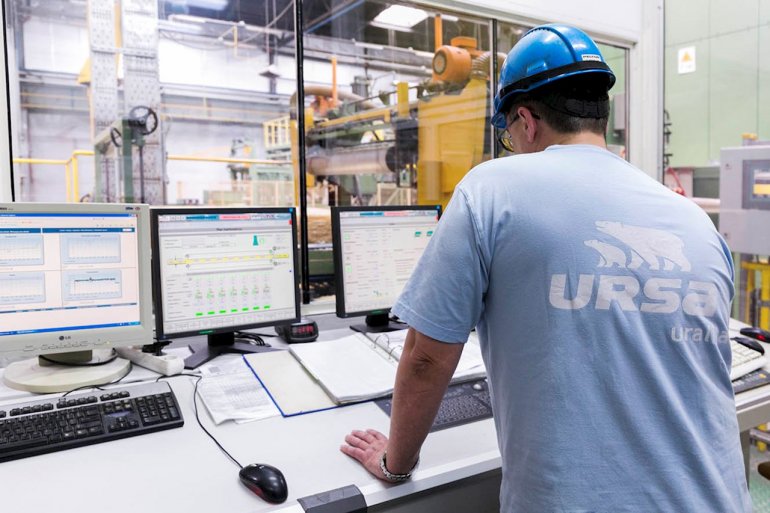 Kluczowe urządzenia w fabryce URSA Polska pod zdalnym nadzorem cyfrowej technologii