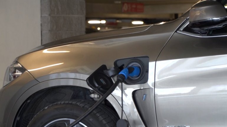 Eksperci: Zabezpieczenia przeciwpożarowe polskich parkingów podziemnych i tuneli nie są przygotowane na pojazdy elektryczne