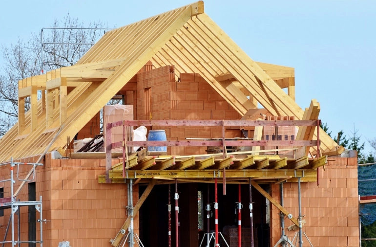 Brak materiałów i fachowców – problemy z budową domu