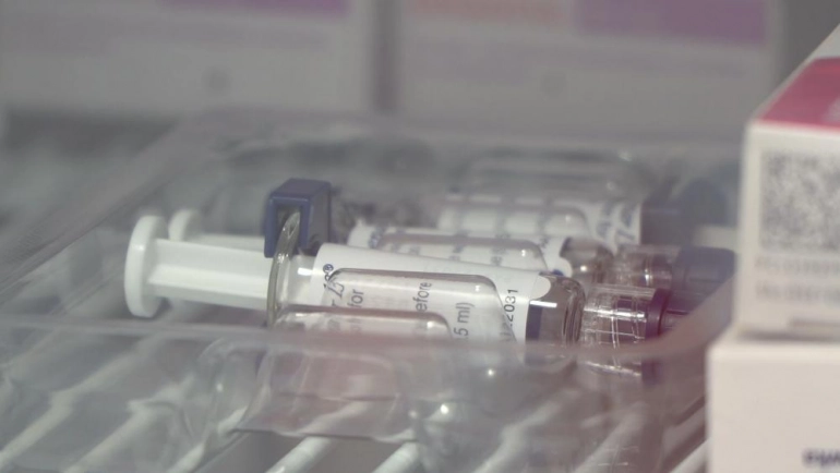 Szczepienia przeciw COVID-19 w ciągu roku uchroniły od śmierci 20 mln ludzi
